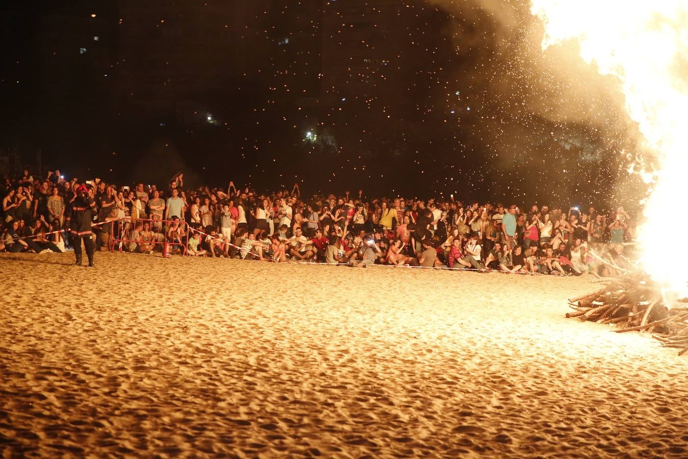 Noche de San Juan en la playa de Las Moreras de Valladolid (2/3)