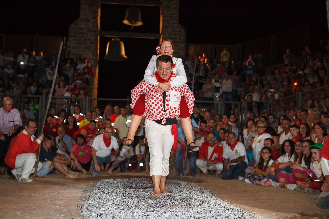 Tradicional Paso del Fuego en San Pedro Manrique (Soria)