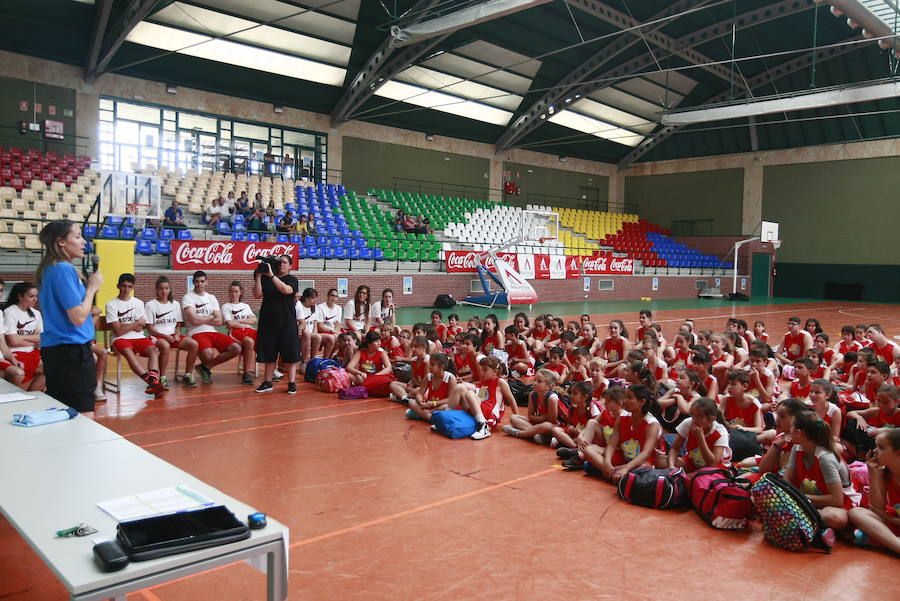 Arranca en Salamanca el campus de baloncesto Marta Fernández
