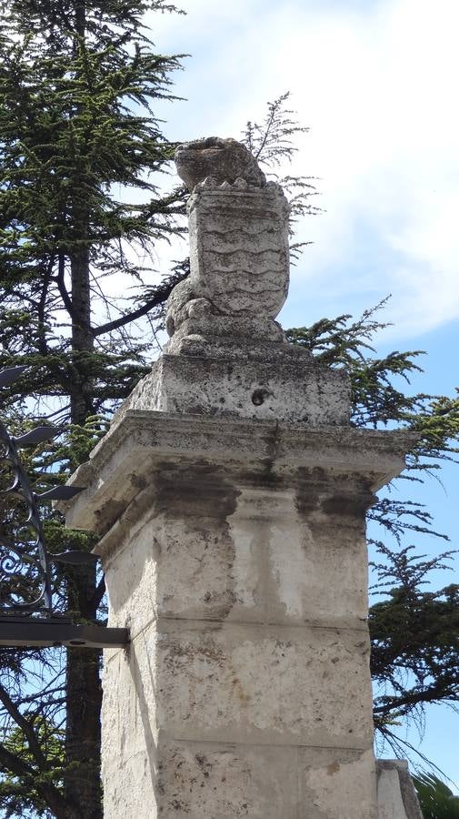 Una de las columnas del pórtico de entrada a los jardines situados entre la Rosaleda y el puente de Isabel la Católica.