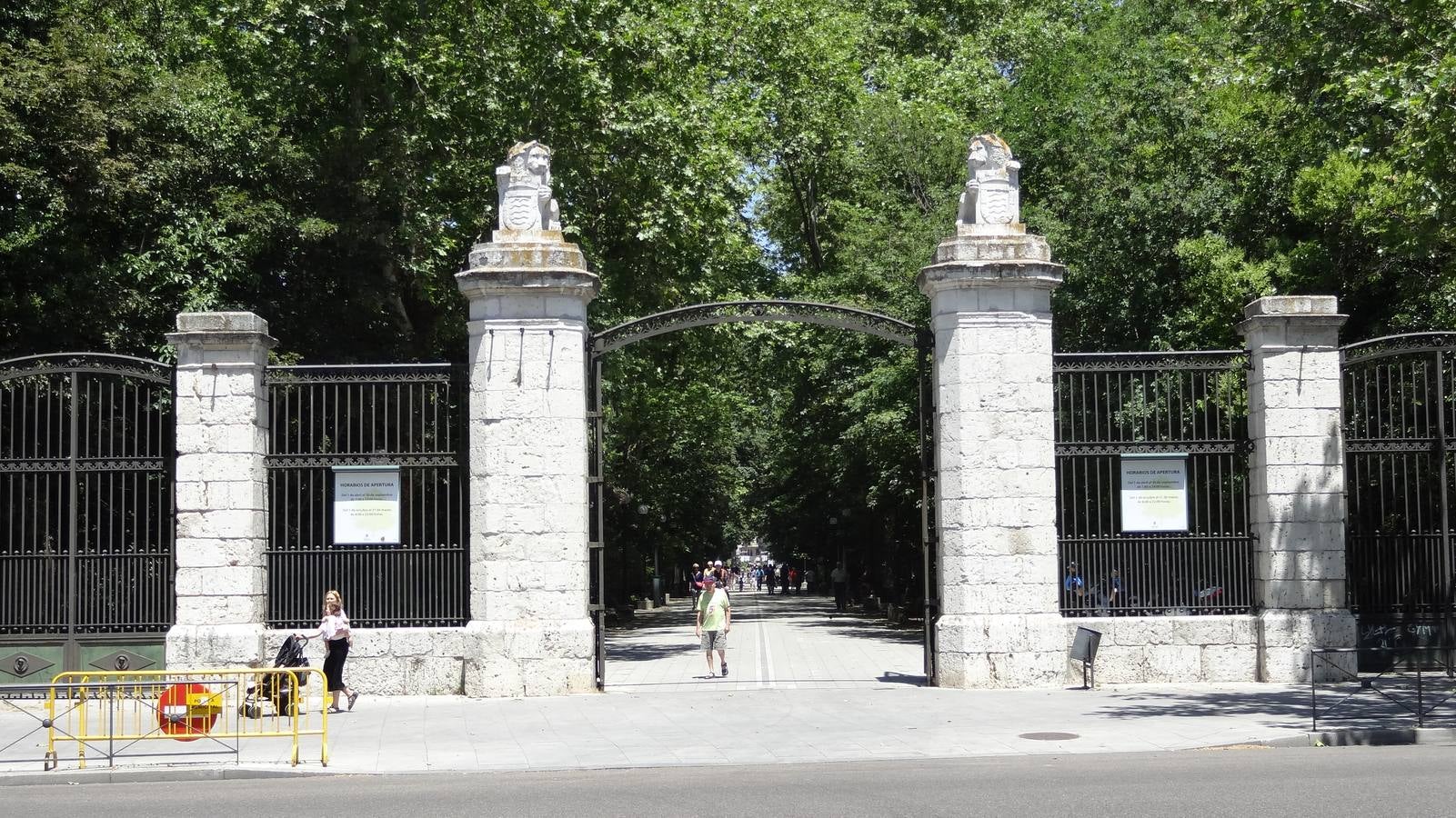 Las columnas de acceso al Campo Grande desde Filipinos lucen sendos escudos.