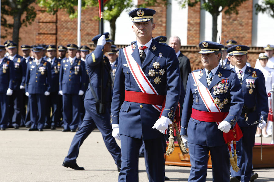 El Rey preside la entrega de los reales despachos de la Académica Básica del Aire en León