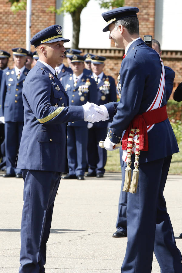 El Rey preside la entrega de los reales despachos de la Académica Básica del Aire en León