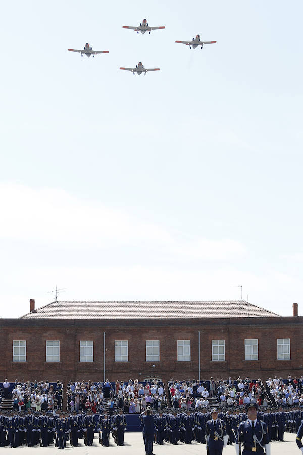 El Rey preside la entrega de los reales despachos de la Académica Básica del Aire en León