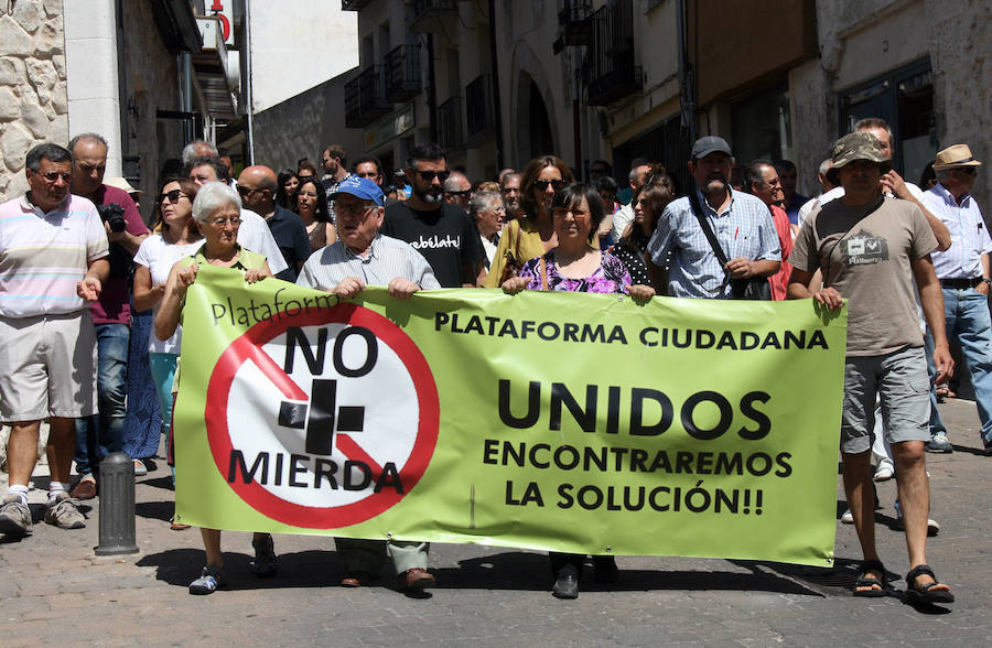 Protesta de la plataforma &#039;No más mierda&#039; en Cuéllar (Segovia)
