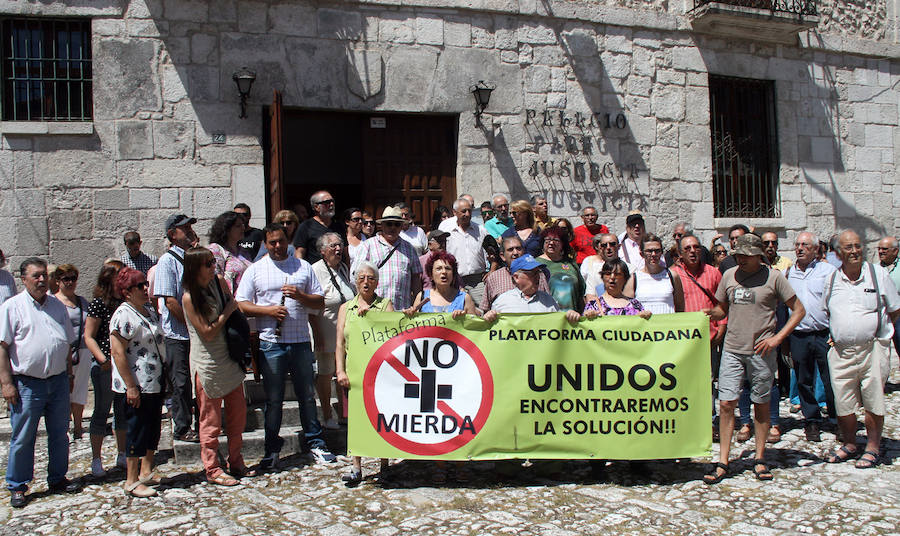 Protesta de la plataforma &#039;No más mierda&#039; en Cuéllar (Segovia)