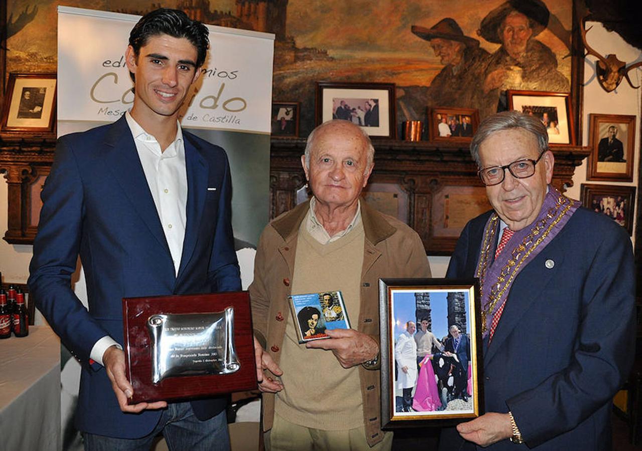 Víctor Barrio, con el galardón, Andrés Hernando y Alberto López Duque en la entrega del XIII Trofeo 'Mesonero Mayor de Castilla' del Meson Candido al torero segoviano más destacado de la temporada 2015. 