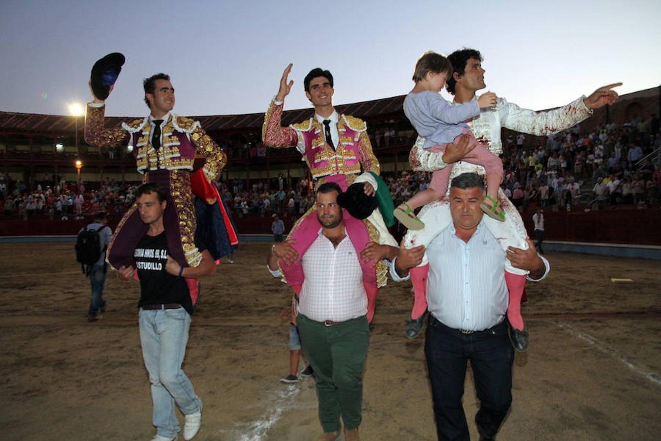 Los tres diestros El Fandi, Victor del Barrio y Miguel Abellan salen en hombros del coso segoviano tras haber cosechado en conjunto siete trofeos en la corrida de las Ferias y Fiestas de San Juan y San Pedro de Segovia. 