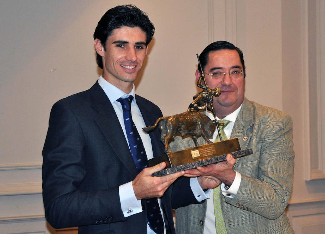 El torero Víctor Barrio recoge el trofeo al triunfador de la Feria de Calahorra de manos del presidente del Club Taurino de Calahorra, Javier Gurpegui. 