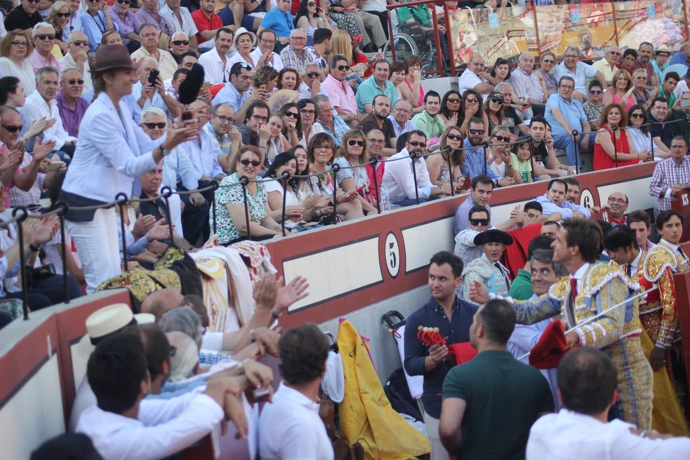 Tarde taurina en Arévalo de la infanta Elena y su hija Victoria Federica