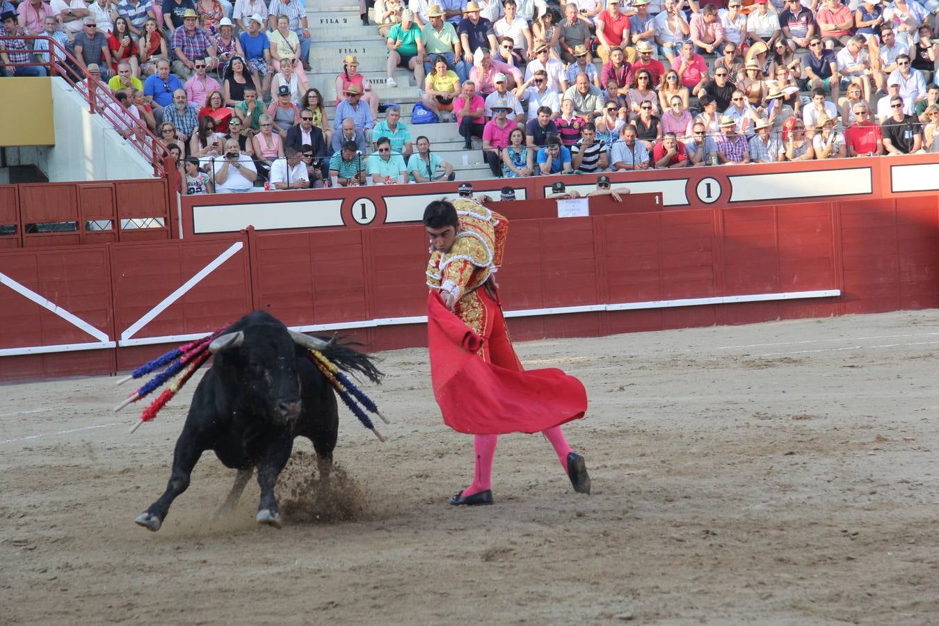 Tarde taurina en Arévalo de la infanta Elena y su hija Victoria Federica