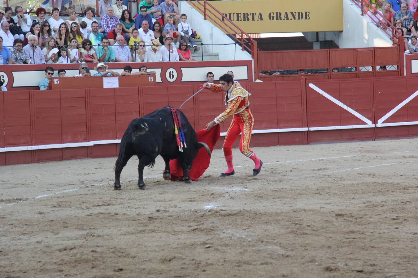 Tarde taurina en Arévalo de la infanta Elena y su hija Victoria Federica