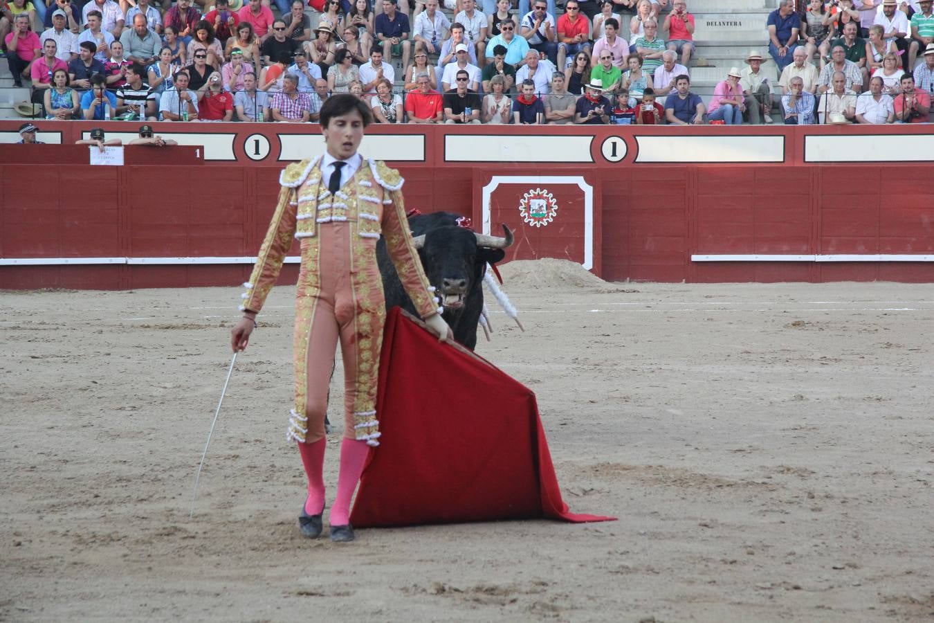 Tarde taurina en Arévalo de la infanta Elena y su hija Victoria Federica
