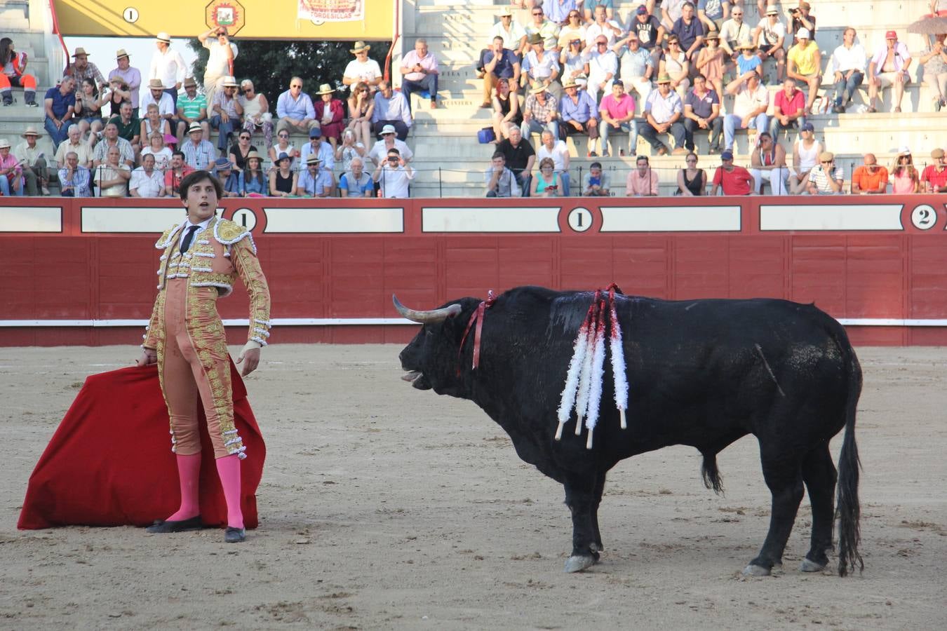 Tarde taurina en Arévalo de la infanta Elena y su hija Victoria Federica