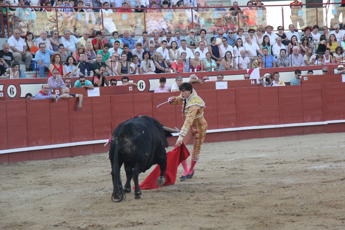 Tarde taurina en Arévalo de la infanta Elena y su hija Victoria Federica