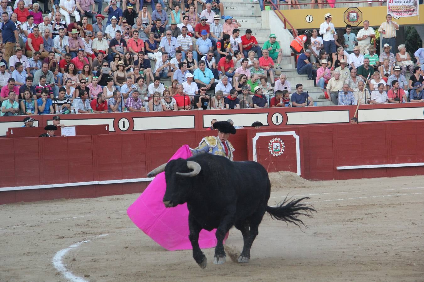 Tarde taurina en Arévalo de la infanta Elena y su hija Victoria Federica