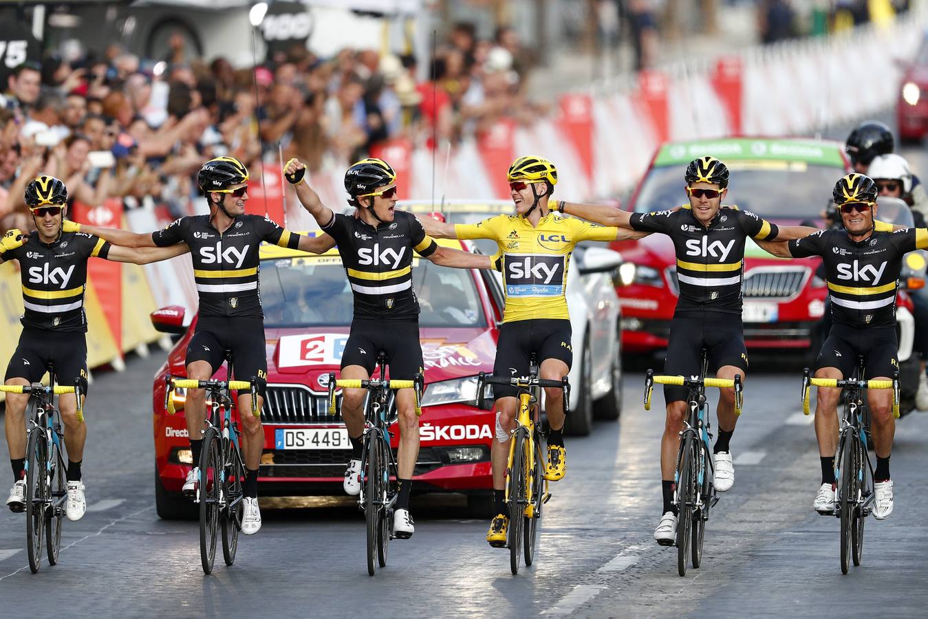 Froome celebra su tercer Tour de Francia en París