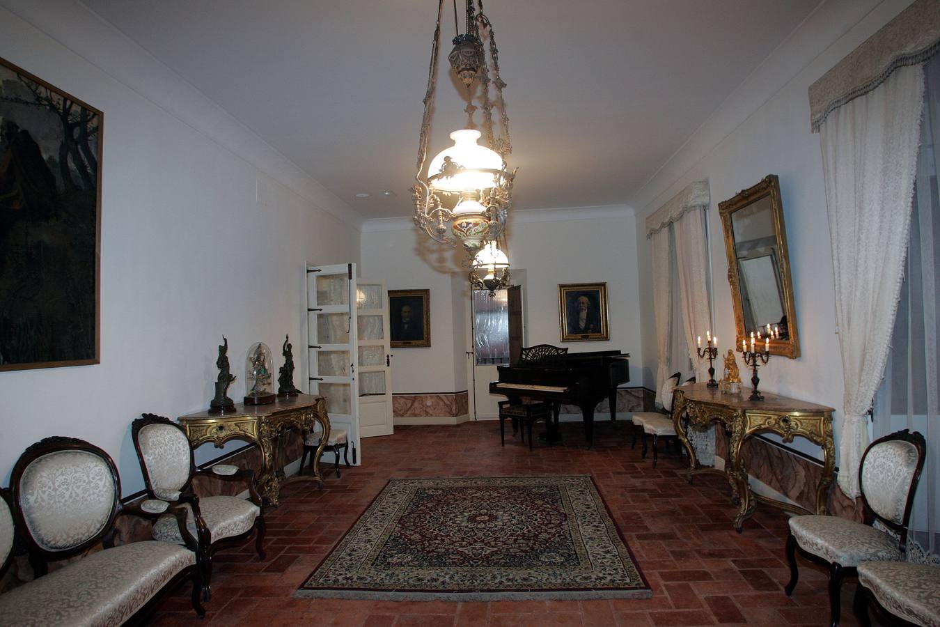 Casa de Zorrilla (Valladolid). La casa natal del poeta y dramaturgo vallisoletano cuenta con su propio fantasma. José Zorrilla dejó escrito en sus memorias el 'encuentro' en su niñez con su abuela paterna, doña Nicolasa, cuya 'presencia' hoy en la casa sigue siendo habitual para los trabajadores.