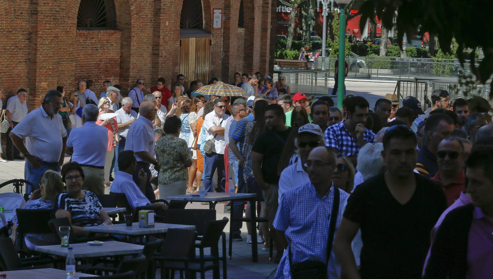 Aficionados hacen cola para los abonos de la feria de la Virgen de San Lorenzo