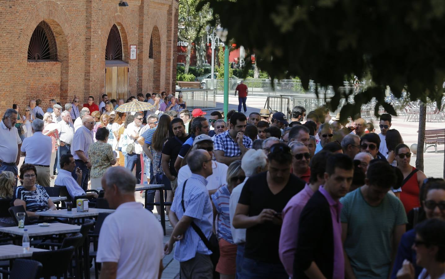 Aficionados hacen cola para los abonos de la feria de la Virgen de San Lorenzo