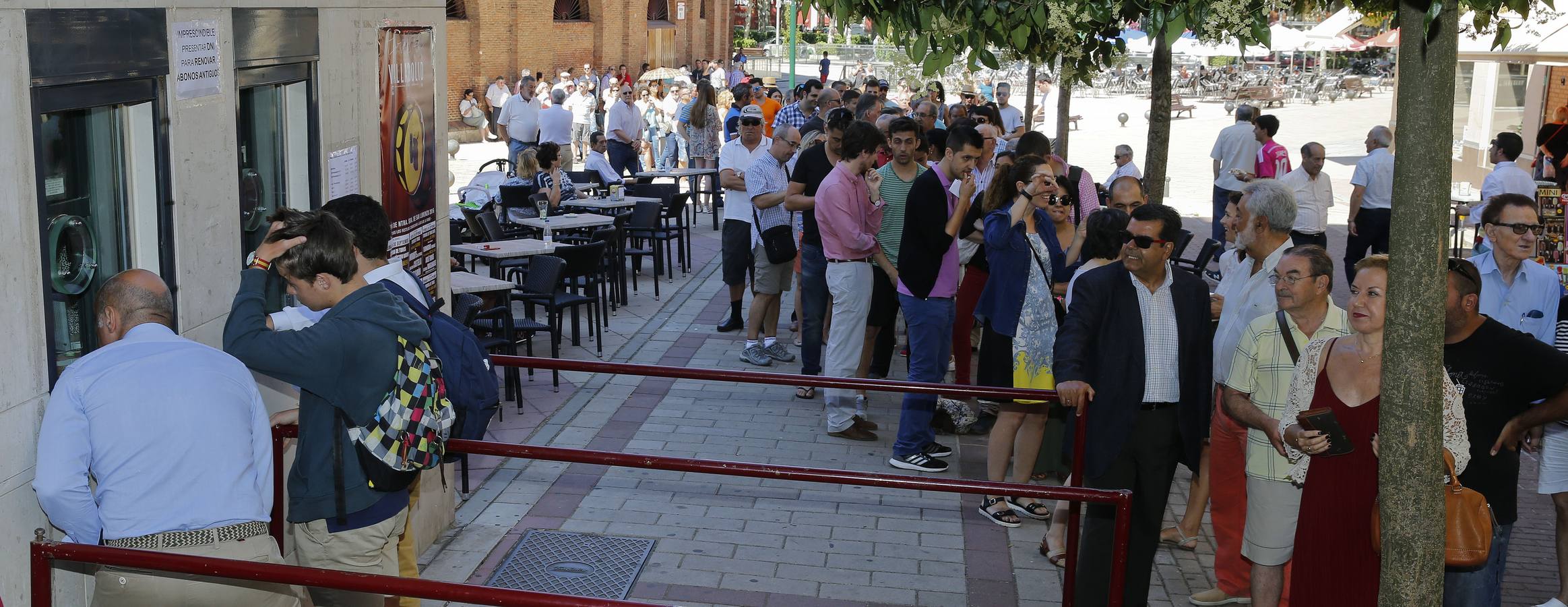 Aficionados hacen cola para los abonos de la feria de la Virgen de San Lorenzo