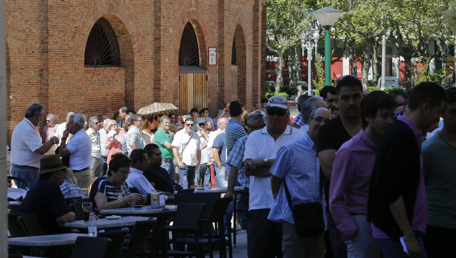 Aficionados hacen cola para los abonos de la feria de la Virgen de San Lorenzo