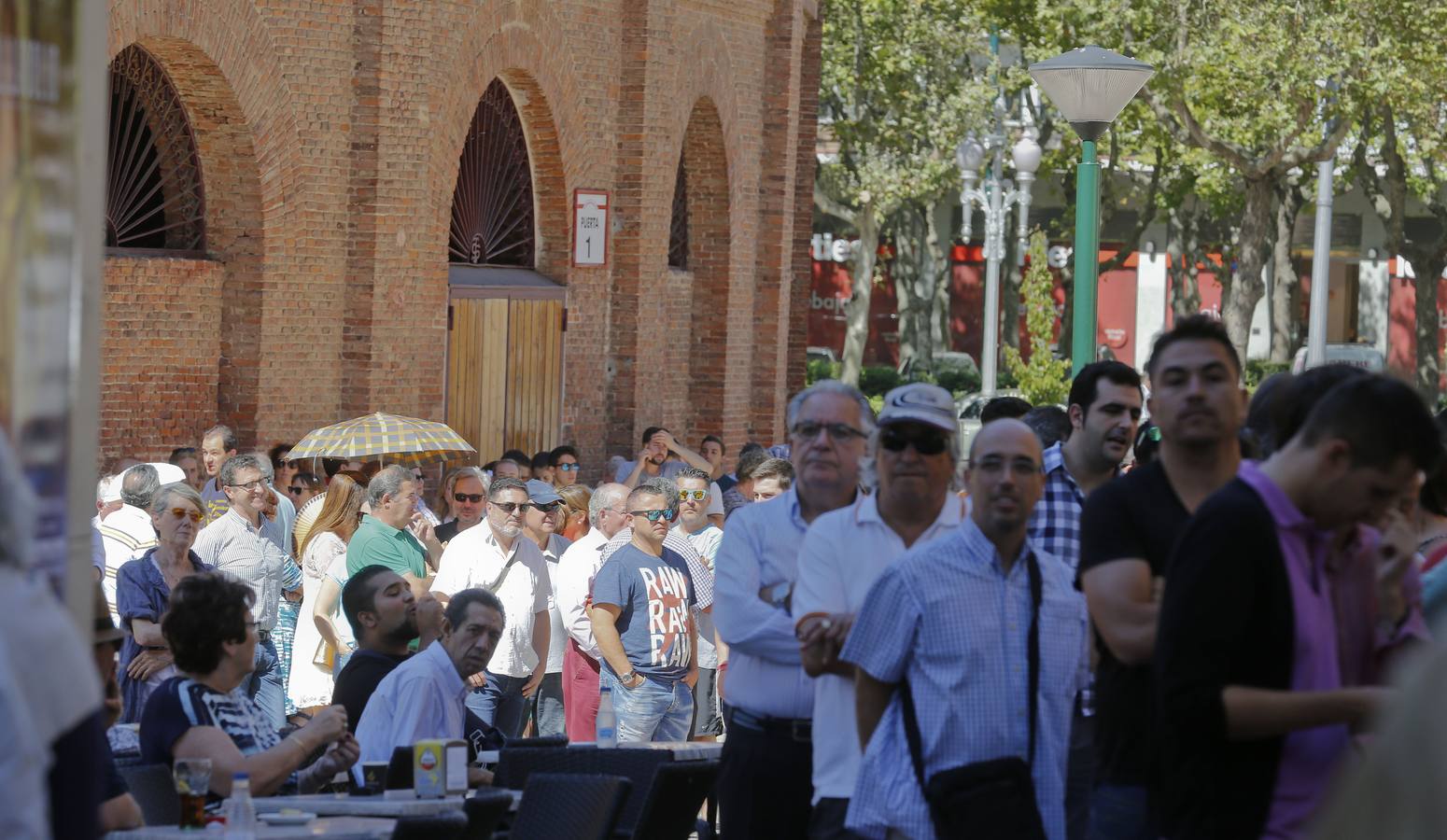 Aficionados hacen cola para los abonos de la feria de la Virgen de San Lorenzo