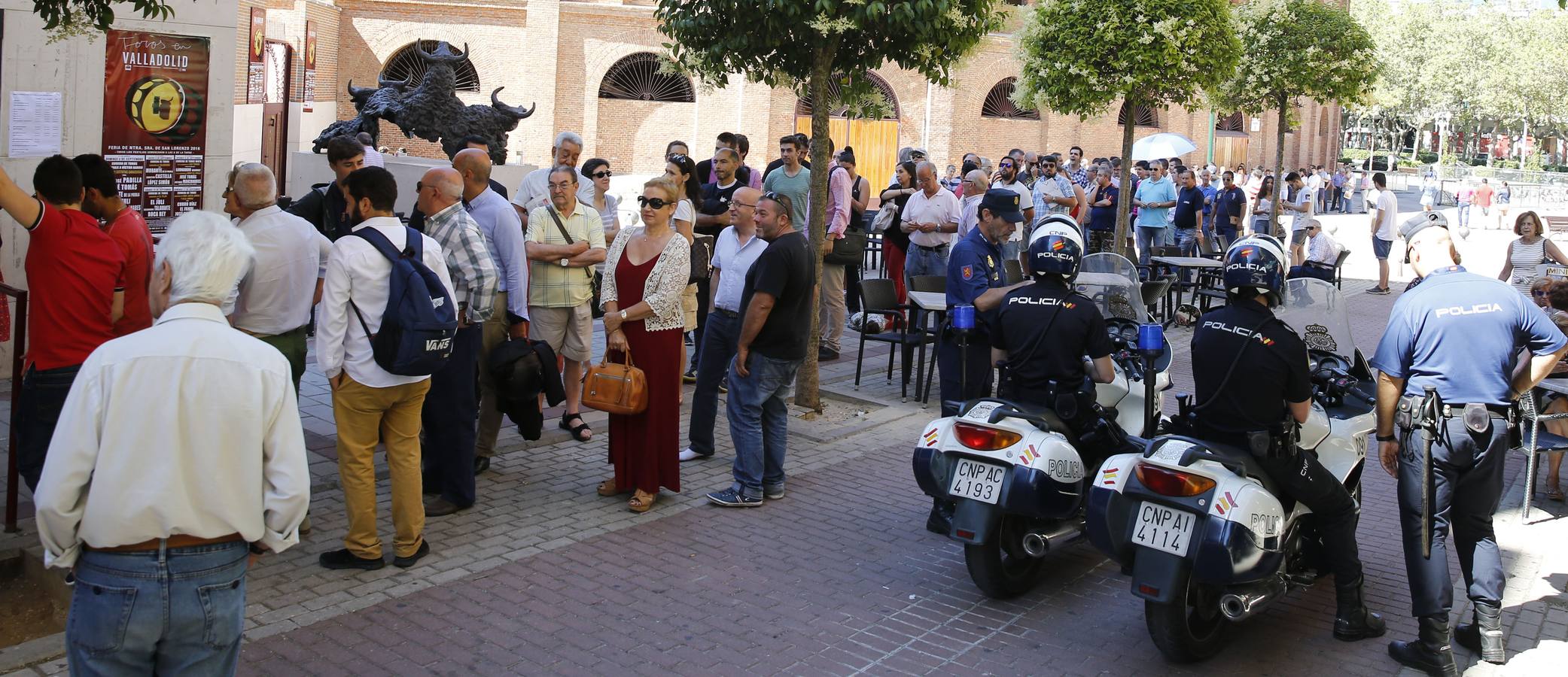 Aficionados hacen cola para los abonos de la feria de la Virgen de San Lorenzo