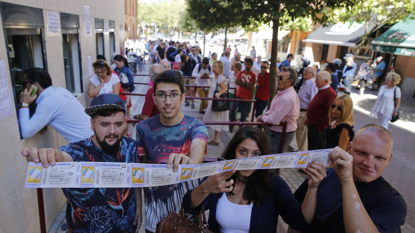 Aficionados hacen cola para los abonos de la feria de la Virgen de San Lorenzo