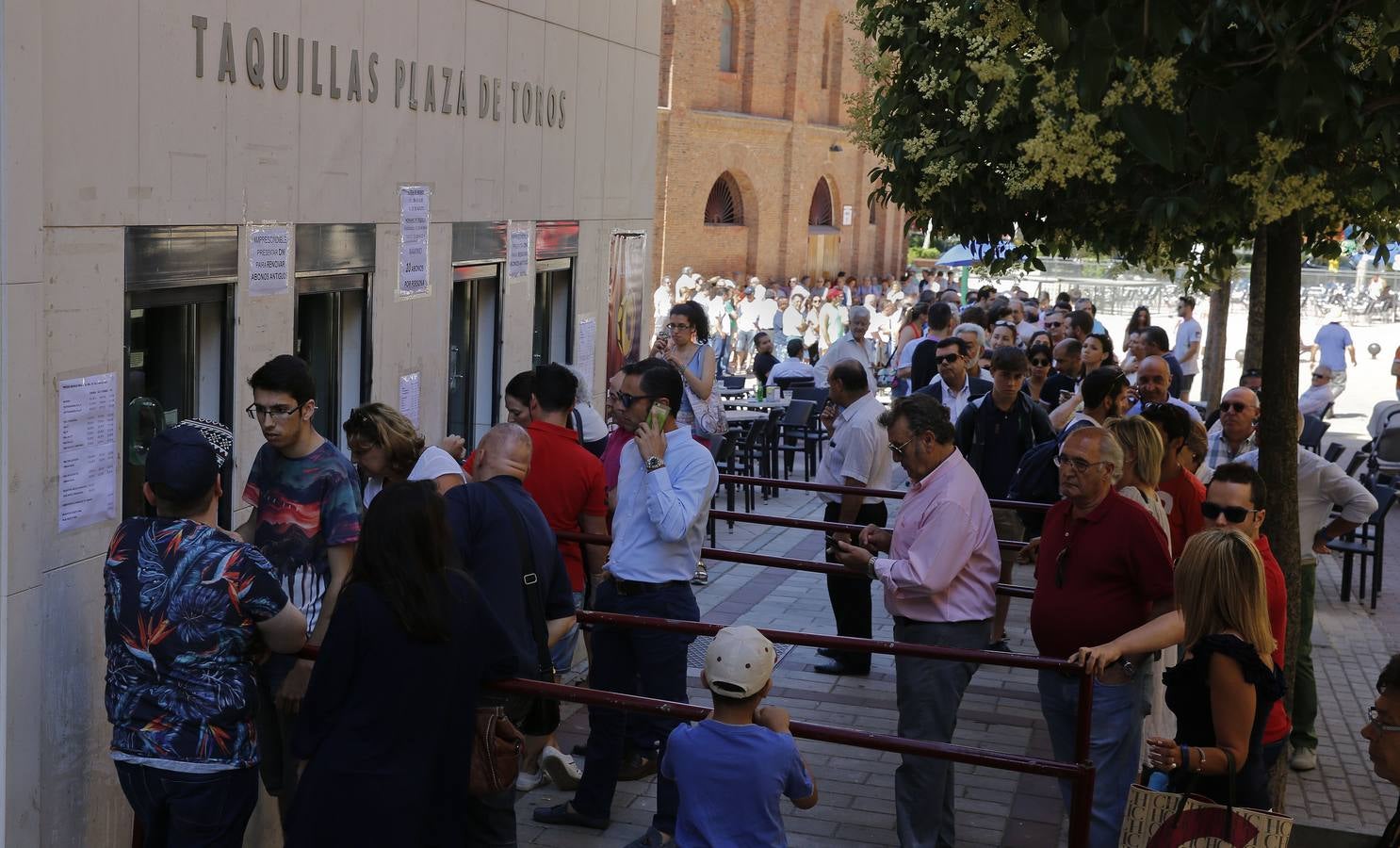 Aficionados hacen cola para los abonos de la feria de la Virgen de San Lorenzo