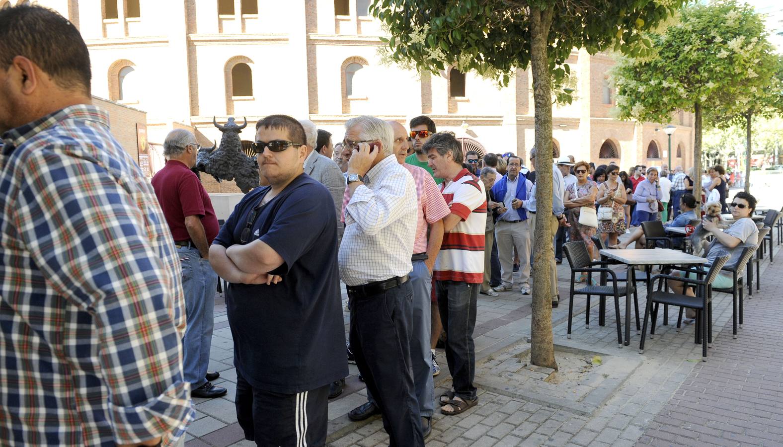 Aficionados hacen cola para los abonos de la feria de la Virgen de San Lorenzo