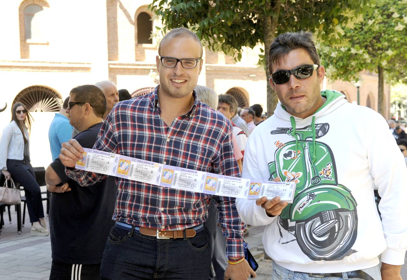 Aficionados hacen cola para los abonos de la feria de la Virgen de San Lorenzo