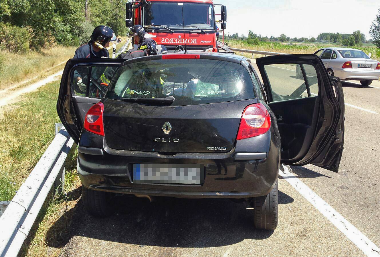 Fallece una persona en la colisión entre un turismo y un autobús en Hospital de Órbigo (León)