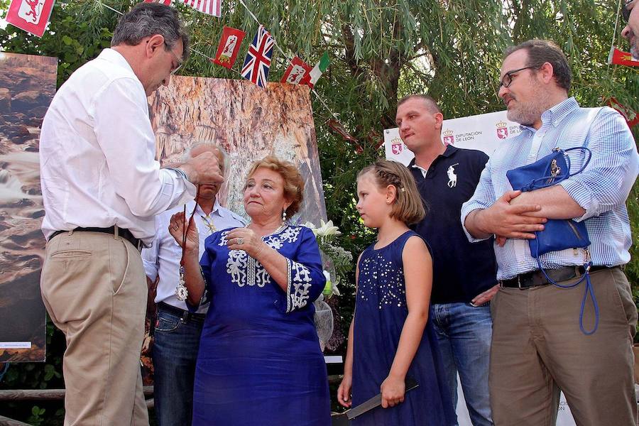 La Diputación de León rinde homenaje a los descubridores de las cuevas de Valporquero
