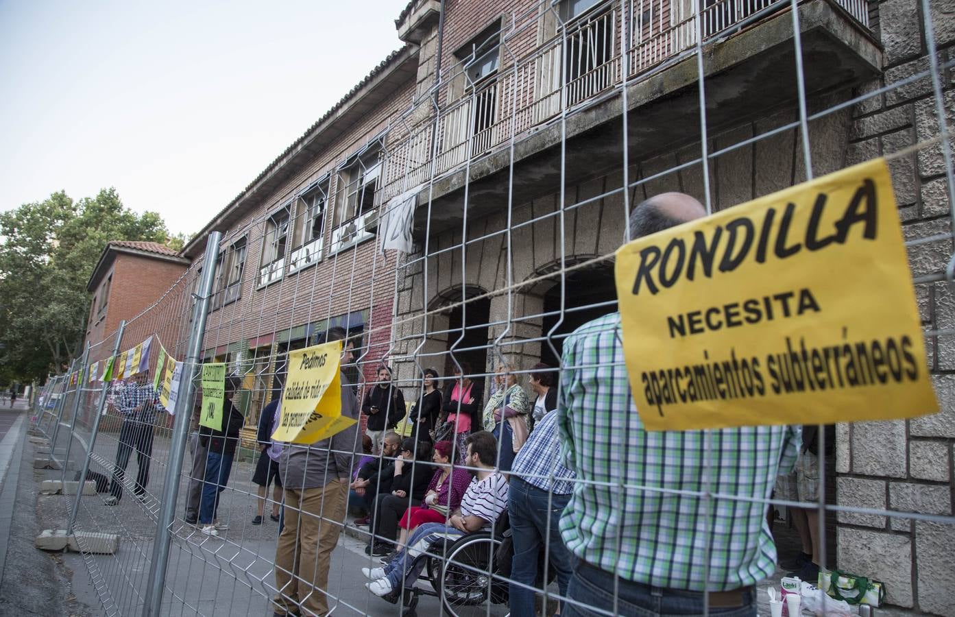 Vecinos de Rondilla hacen turnos en el colegio San Juan de la Cruz para impedir su derribo