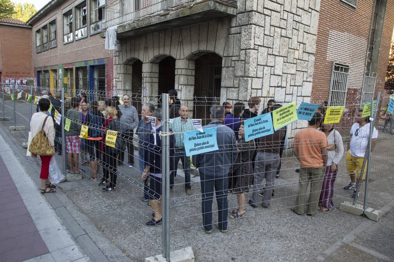 Vecinos de Rondilla hacen turnos en el colegio San Juan de la Cruz para impedir su derribo