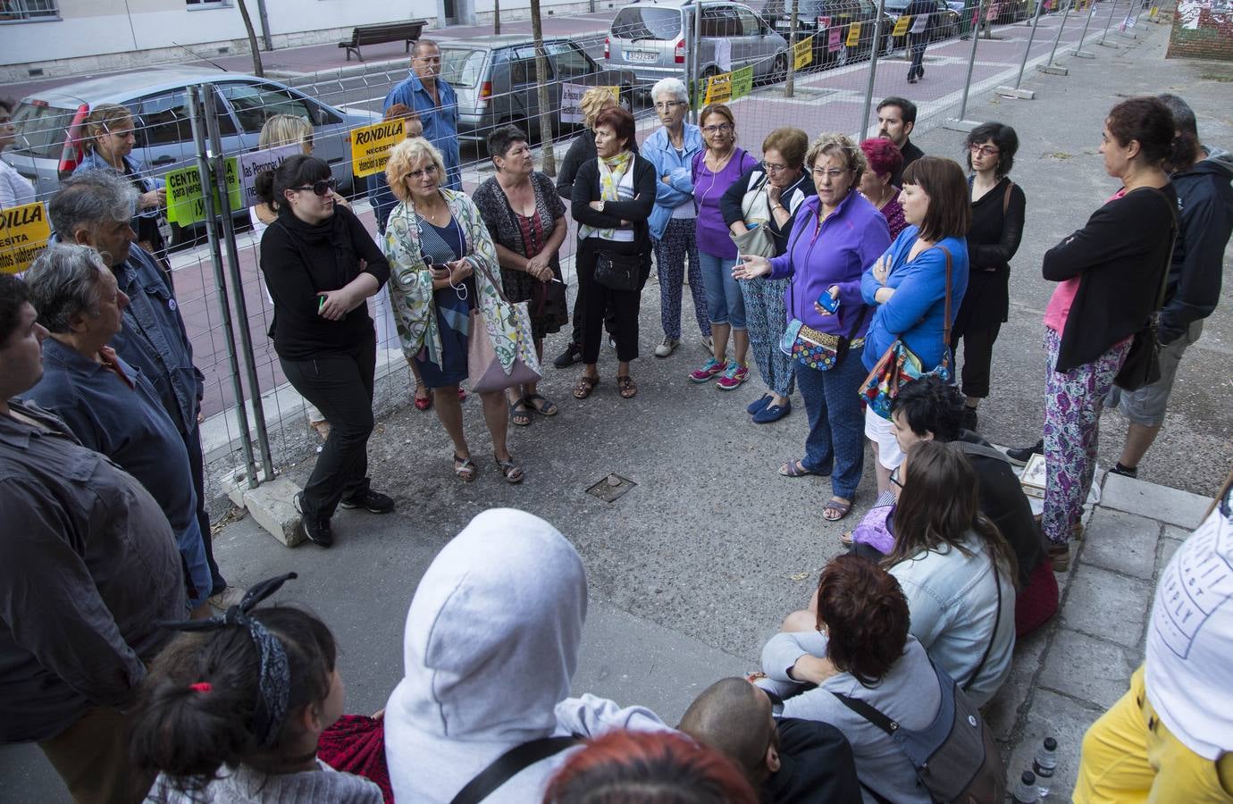 Vecinos de Rondilla hacen turnos en el colegio San Juan de la Cruz para impedir su derribo