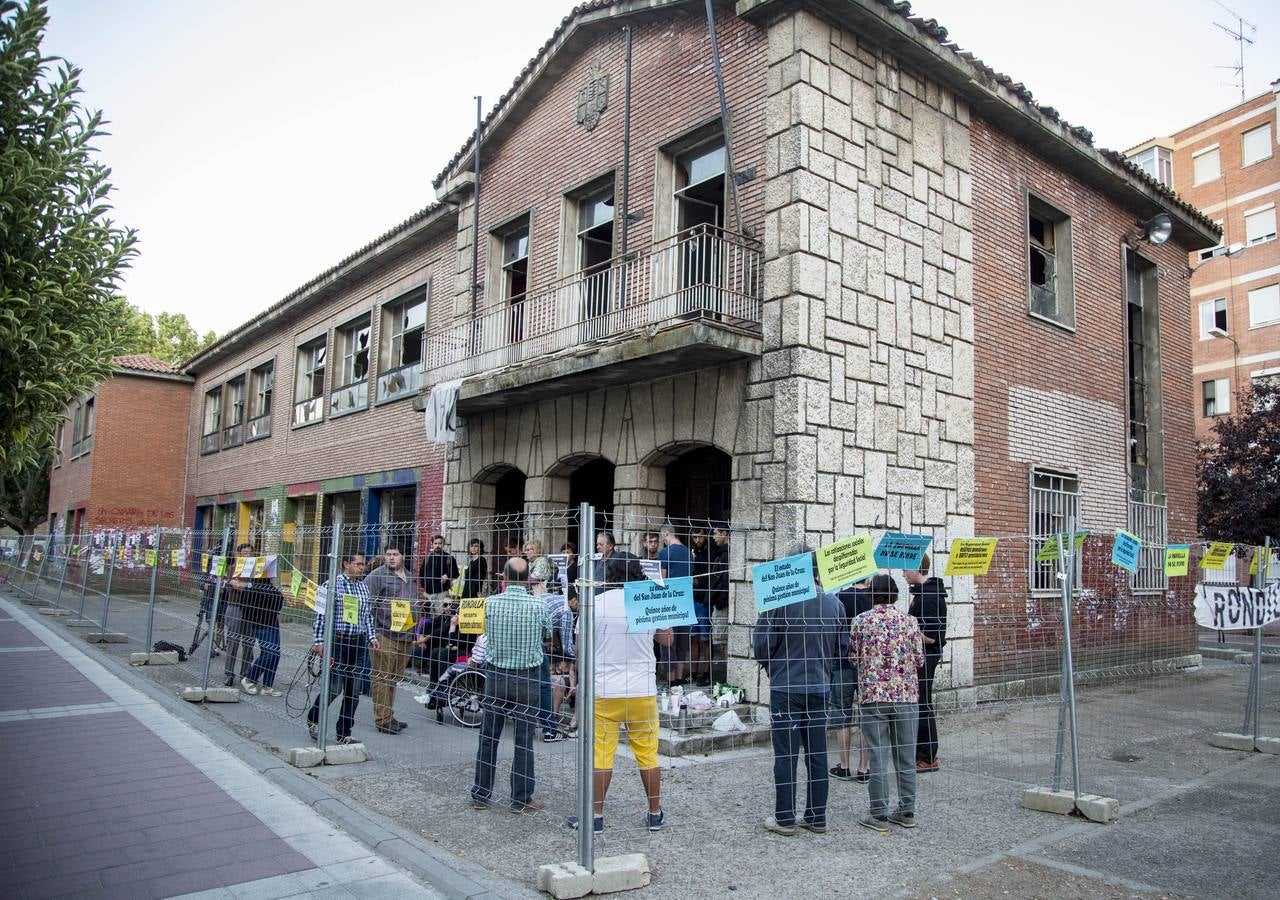 Vecinos de Rondilla hacen turnos en el colegio San Juan de la Cruz para impedir su derribo