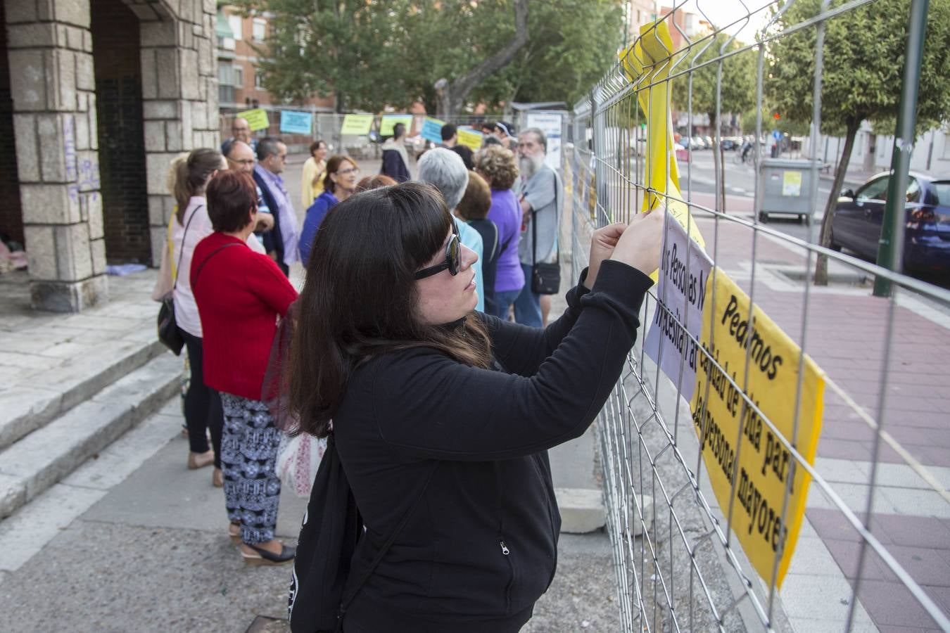 Los vecinos de Rondilla siguen concentrados en el colegio San Juan de la Cruz para impedir su derribo