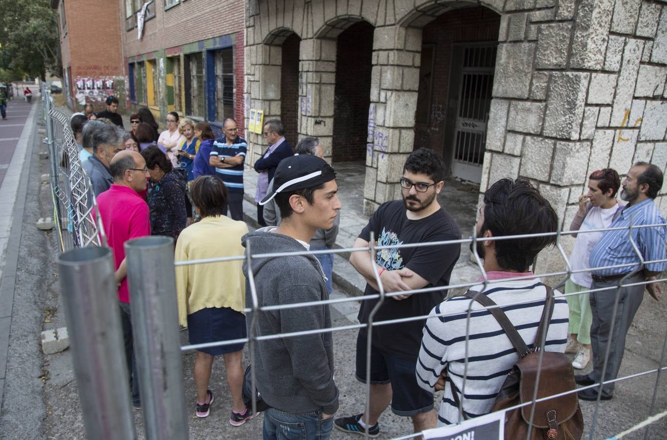 Los vecinos de Rondilla siguen concentrados en el colegio San Juan de la Cruz para impedir su derribo