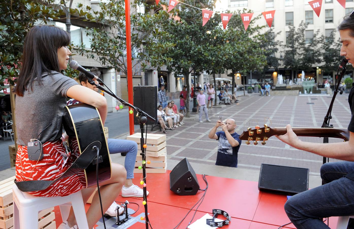 Actuación de la banda madrileña Münik en la plaza de Martí y Monsó en los conciertos de Mahou