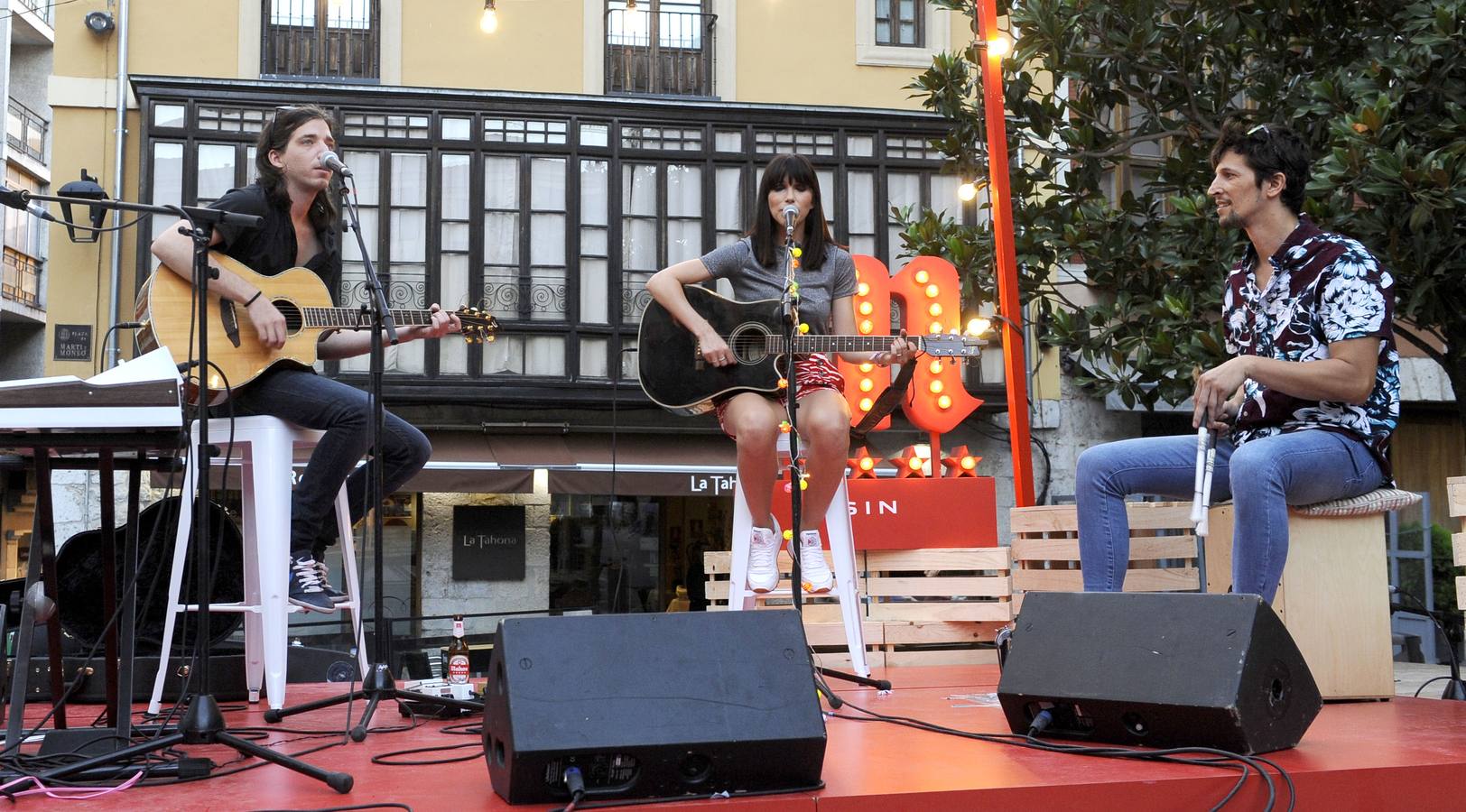 Actuación de la banda madrileña Münik en la plaza de Martí y Monsó en los conciertos de Mahou