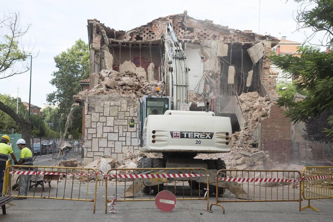 Comienza el derribo del colegio San Juan de la Cruz de La Rondilla