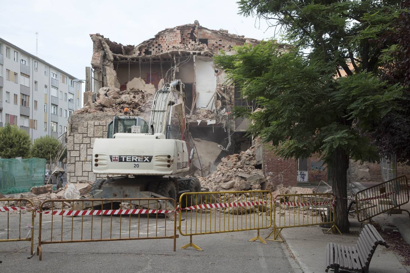 Comienza el derribo del colegio San Juan de la Cruz de La Rondilla
