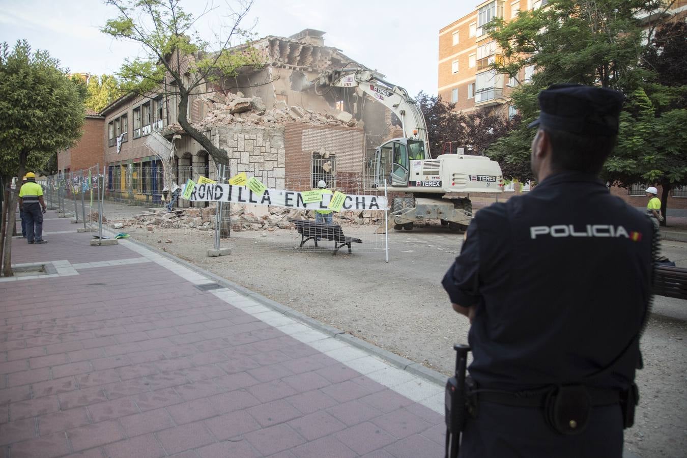 Comienza el derribo del colegio San Juan de la Cruz de La Rondilla