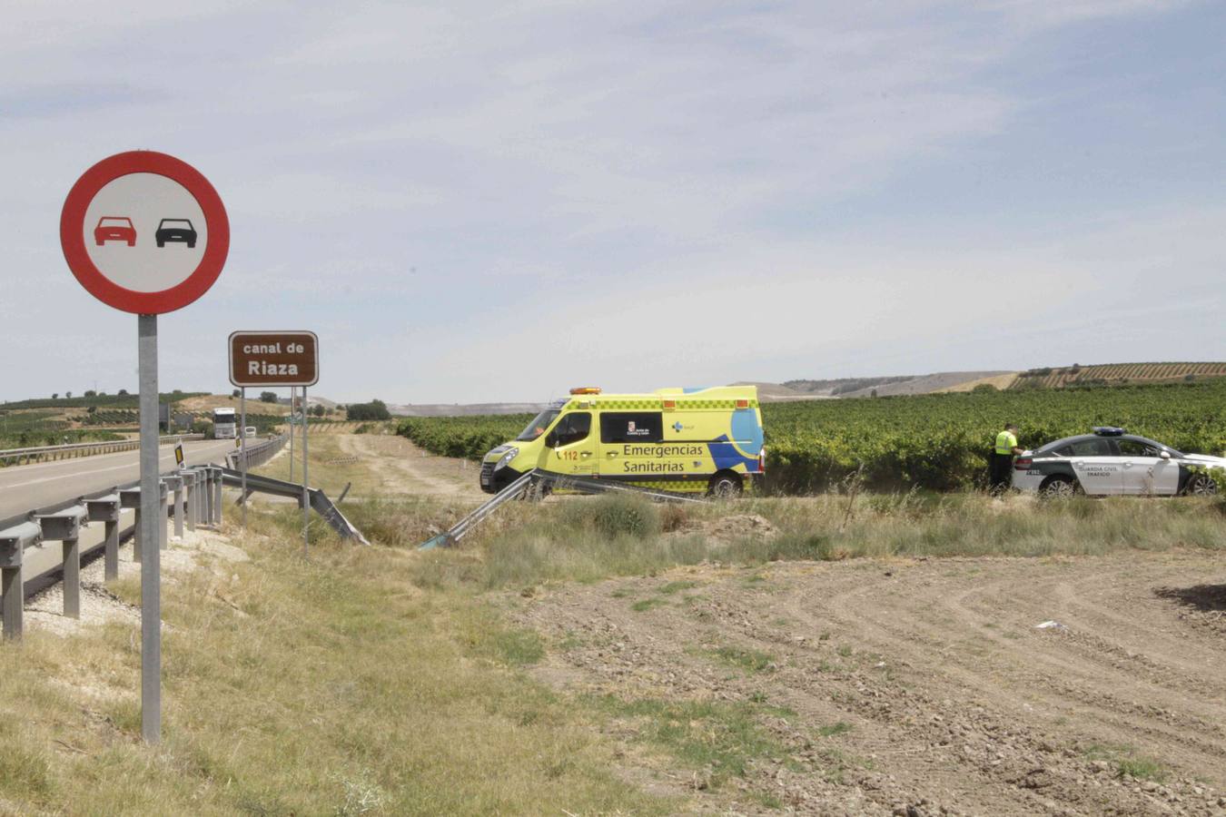 Un conductor resulta herido al caer con su coche al canal del Riaza
