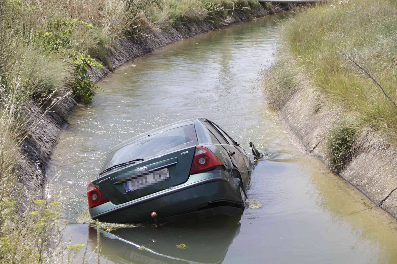 Un conductor resulta herido al caer con su coche al canal del Riaza