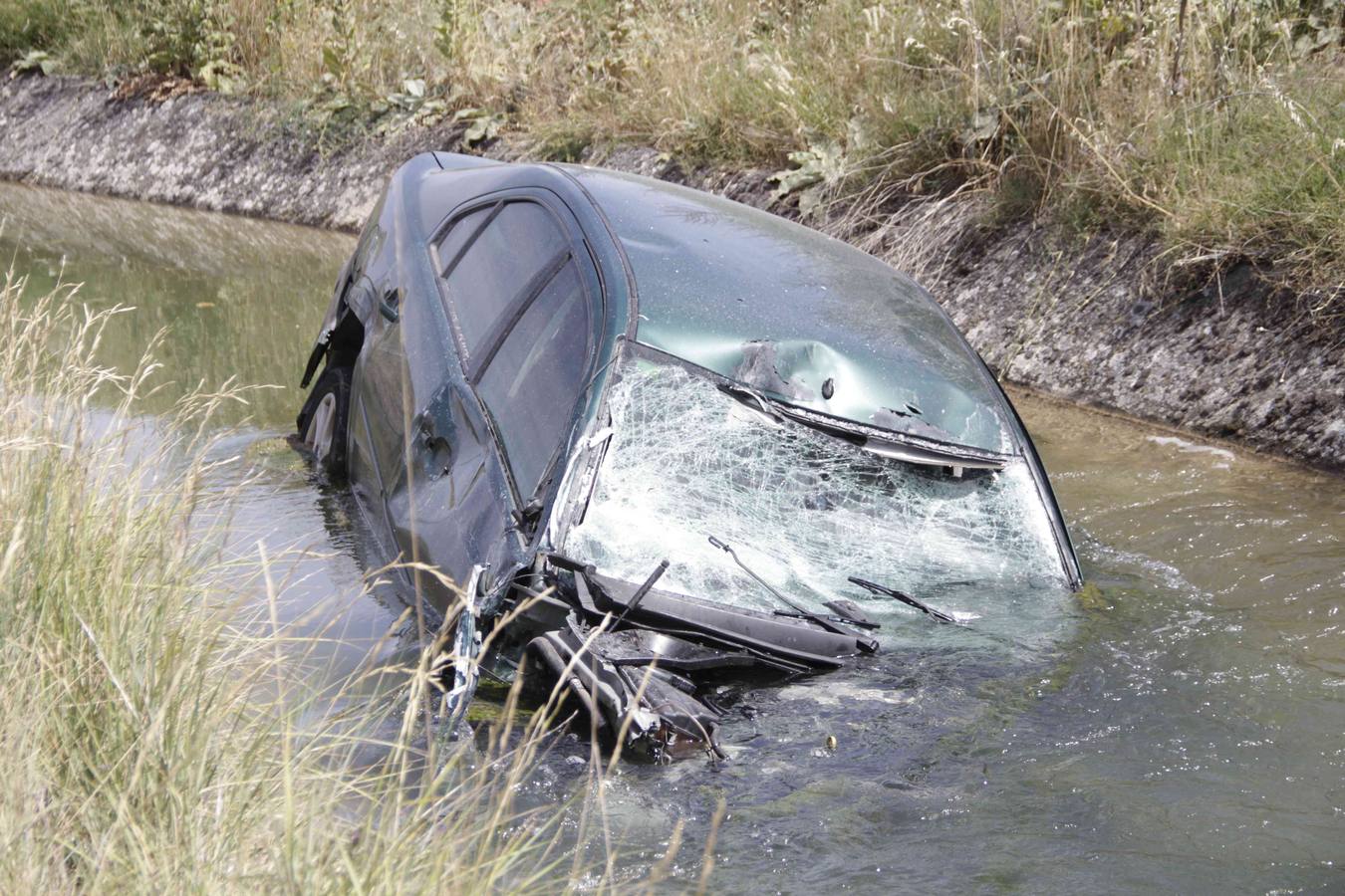 Un conductor resulta herido al caer con su coche al canal del Riaza