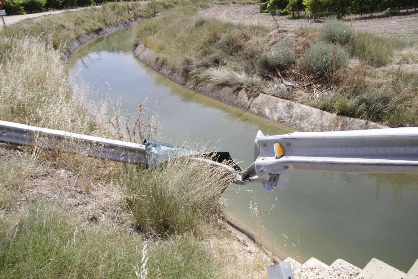 Un conductor resulta herido al caer con su coche al canal del Riaza