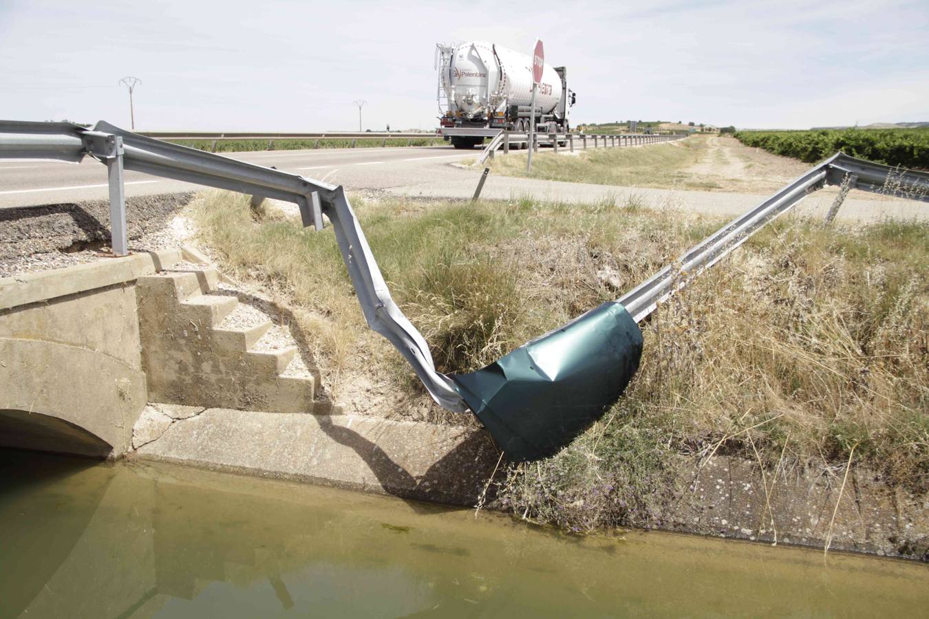 Un conductor resulta herido al caer con su coche al canal del Riaza